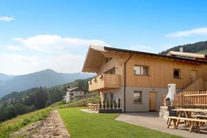 a house on a hill with a picnic table at Ratscheinerhof App Gipfelglück in Lazfons