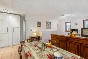 a dining room with a table and a television at Valtournenche, monolocale in centro in Valtournenche