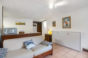 a living room with a couch and a tv at Valtournenche, monolocale in centro in Valtournenche