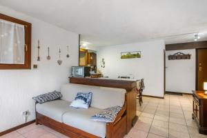 a living room with a couch and a kitchen at Valtournenche, monolocale in centro in Valtournenche