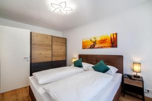 a bedroom with two white beds in a room at Jj City Apartment in Lagundo