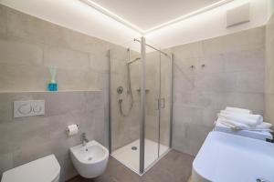 a bathroom with a shower and a toilet and a sink at Jj City Apartment in Lagundo +16 photos