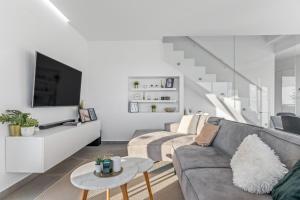 a living room with a couch and a tv at El Sueño in Orihuela
