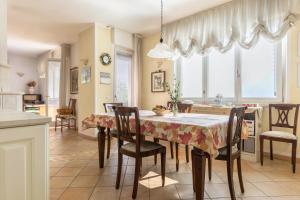 a kitchen and dining room with a table and chairs at Casa Zanoni in Arco