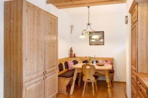 a dining room with a wooden table and chairs at Ferienwohnung Zugspitzblick in Grainau