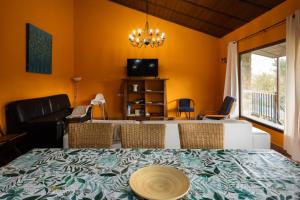 ein Esszimmer mit Tisch, Stühlen und Fernseher in der Unterkunft Aitxitxe in Karrantza