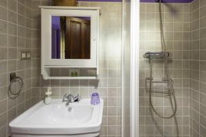 ein Badezimmer mit Waschbecken und Dusche mit Spiegel in der Unterkunft Aitxitxe in Karrantza + 17 Fotos