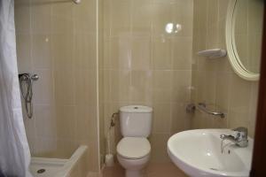 Een badkamer bij Apartamentos AR Enjoy Dosjoimi