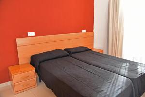 Een bed of bedden in een kamer bij Apartamentos AR Enjoy Dosjoimi