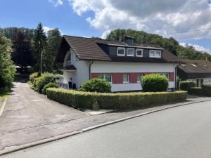 a house on the side of the road at Ferienwohnung Sauerlandherz in Lennestadt