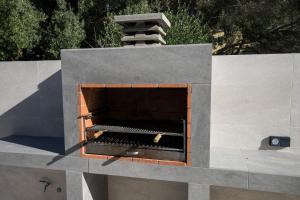a pizza oven on top of a concrete wall at Apartamento Marei 3 in Cala Blanca