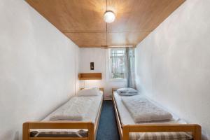 a small room with two beds and a window at Bungalow 32 - Kimbucht in Reichendorf