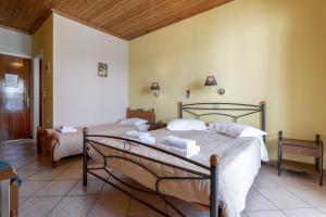 a bedroom with two beds in a room at Apostolos Apartment 6 in Póndi