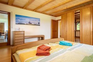 a bedroom with a bed with towels on it at Urlaub auf dem Hirschhof Stehle in Waldburg