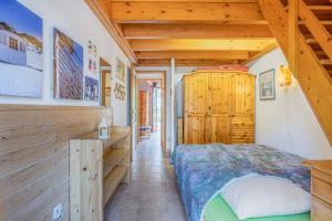 a bedroom with a bed and a wooden ceiling at Maison entre Lac et Océan in Biscarrosse +24 photos