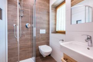 a bathroom with a shower and a toilet and a sink at Heiserhof App Apfel in Racines