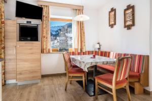 a dining room with a table and chairs and a window at Heiserhof App Apfel in Racines