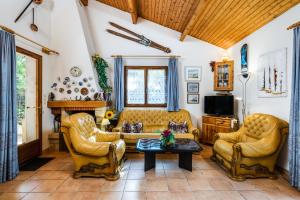 a living room with couches and a table at Maison entre Lac et Océan in Biscarrosse