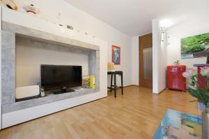 a living room with a fireplace with a flat screen tv at Ferienwohnung Dittmar am Kaffeehof in Bad Liebenzell