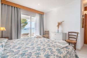 a bedroom with a bed with towels on it at Catalina 2a tres dormitorios in Port de Pollensa