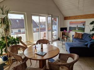 a living room with a table and chairs and a couch at Ferienwohnung Storchenblick in Raisting