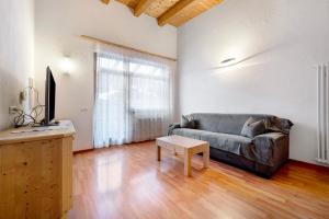 a living room with a couch and a table at Apartments Antersi Robbi in San Vigilio Di Marebbe