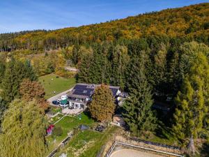 an aerial view of a large house in the woods at Fuchswiese in Thurmansbang