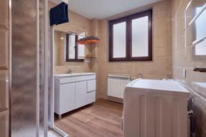 a bathroom with a sink and a tub and a toilet at Valle del Ibias - Primero Izquierda in Cecos +18 photos