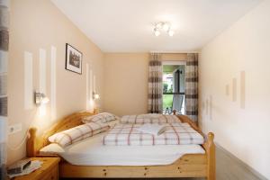 a bedroom with a bed with a wooden frame at Abendrot in Münsingen
