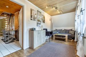 a living room with a couch and a table at Ferienwohnung Jesteburg in Jesteburg