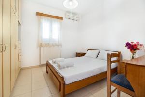 a bedroom with a bed and a desk and a table at Panorama apartment 1 in Póndi