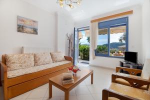 a living room with a couch and a table at Panorama apartment 1 in Póndi