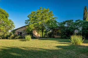 an old stone house with a large yard at Stella Nord Podere Carbone in Grosseto