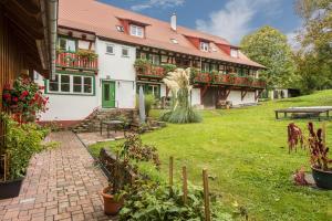 a house with a garden in front of it at Ferienwohnung Risthof 3 in Owingen
