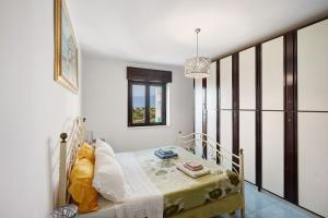a bedroom with a bed and a window at Casa Isabea in Pozzuoli