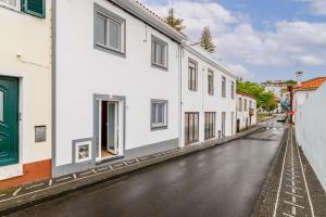 an empty street with white buildings on the side at Casa da Travessa com 3 Quartos in Horta