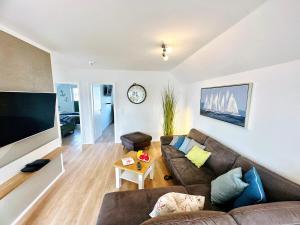a living room with a couch and a tv at Räuberhöhle by Seeblick ferien oro in Kappeln