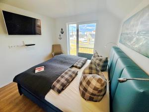 a bedroom with a bed and a couch and a window at Räuberhöhle by Seeblick ferien oro in Kappeln