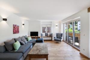 a living room with a couch and a table at Ferienwohnung Kalvarienberg in Bad Tölz