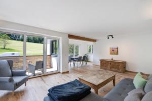 a living room with a couch and a table at Ferienwohnung Kalvarienberg in Bad Tölz