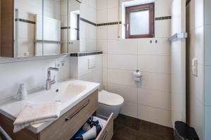 a bathroom with a sink and a toilet at Fewo Kirchheim in Kirchheim +14 photos