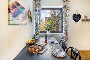 a dining room with a table with food and a window at Fewo Kirchheim in Kirchheim