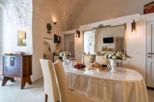 a dining room with a table and a mirror at Suite Cavour 30 in Ostuni