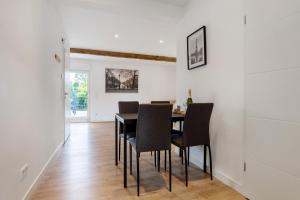a dining room with a table and chairs at Apartment mit Jacuzzi Enschede 10km in Gronau