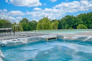a swimming pool with a bench in the middle at La Maison Roudier in Razac-dʼEymet