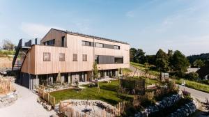 a building with a garden in front of it at Ferienwohnung Elfriede in Neukirch