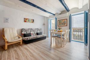 a living room with a couch and a table at Loft Sf5 in L'Ametlla de Mar