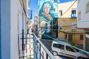 a mural of a woman on the side of a building at Loft Sf5 in L'Ametlla de Mar