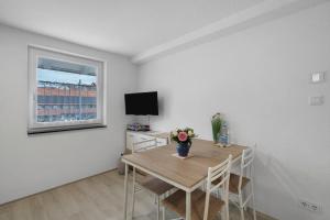 a dining room with a table and a window at Casa Karlsplatz in Freiamt