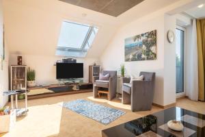 a living room with a flat screen tv at Ferienwohnung Lilo in Immenstaad am Bodensee